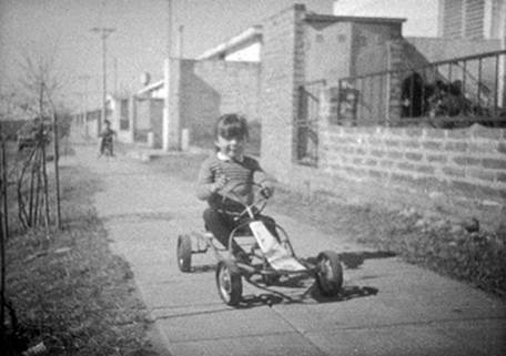 Foto en blanco y negro de una persona en motocicleta en la calle

Descripción generada automáticamente